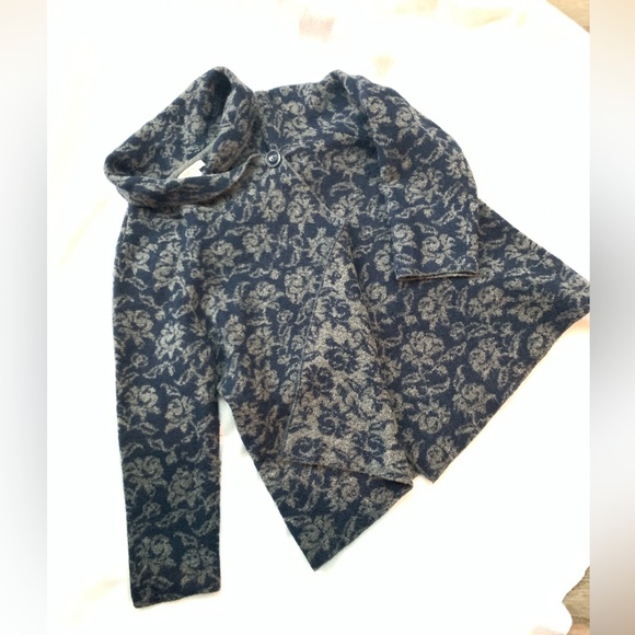 Ellen Tracy Wool Blend Gray and Navy Floral Patterned Knit Top - Picture 3 of 7